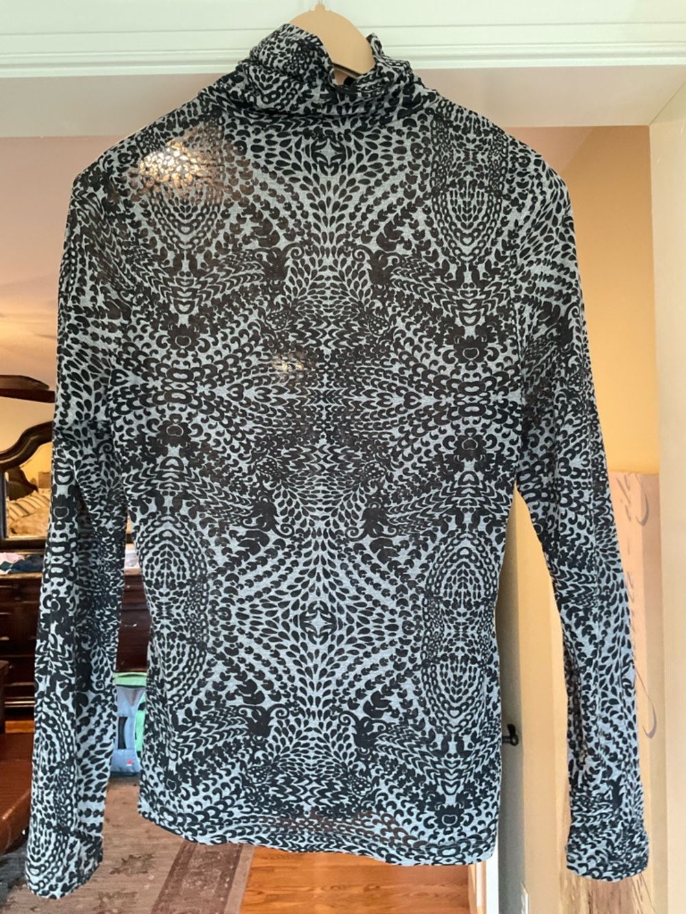Athleta Black and White Patterned Thin/Sheer Long Sleeve Top Women’s Small